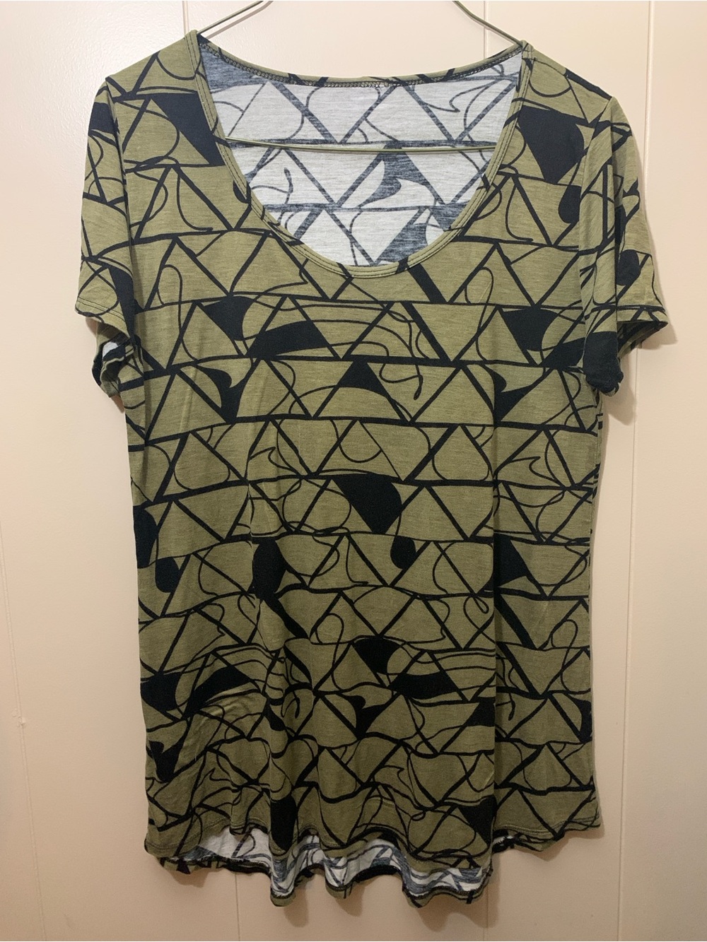 LuLaRoe Womens Olive Green Graphic Short Sleeve Top medium tags cut off